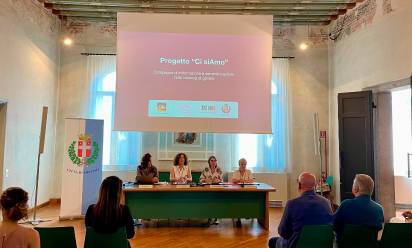 Contrasto alla violenza di genere: a Treviso cartoline informative nei negozi