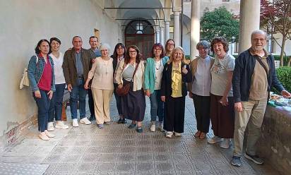 Studenti e studentesse della Scuola di formazione teologica di Treviso, nel chiostro del seminario