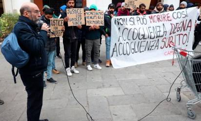 Le foto di Fotofilm del sit in di protesta davanti alla prefettura di Treviso dopo la morte di un giovane migrante che dormiva nel parcheggio sotterraneo dell’Appiani