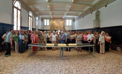 Docenti Irc davanti alla torta preparata per festeggiare i quarant’anni
