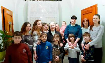 Suor Maria Teresa, al centro, con profughi ucraini accolti nella comunità di Kalisz, in Polonia