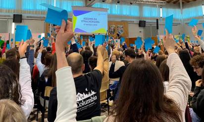 L’assemblea diocesana straordinaria dell’Azione cattolica che si è svolta il 7 marzo a Paderno di Ponzano (a destra l’intervento del presidente, Marco Guidolin)