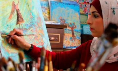 L’artista palestinese Maysa nel suo atelier a gaza