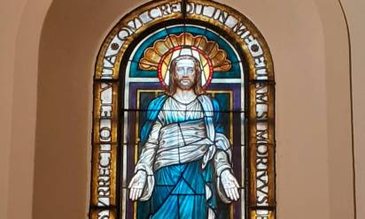 Una delle vetrate ricollocate nel duomo di San Donà