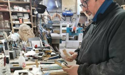 Francesco Tuccio nel suo laboratorio di falegnameria