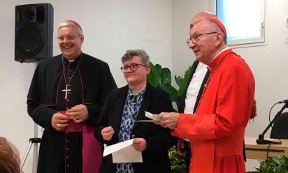 Barbara De Vidi riceve dal card. Parolin il premio Giovanni Paolo I per la sua tesi sul beato