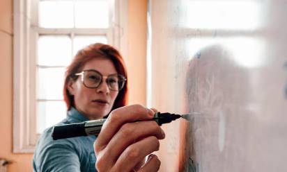Prendersi cura di chi insegna per migliorare la scuola