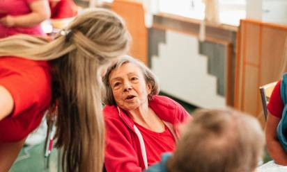 Prendersi cura di chi è fragile: le tutele per i caregiver familiari