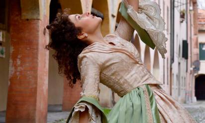 Madame Camelia, un personaggio dell’800, interpretato da Irene Albanese, sbalzata in questo mondo moderno