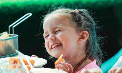Bambini esclusi da hotel e ristoranti: è una scelta sempre lecita?