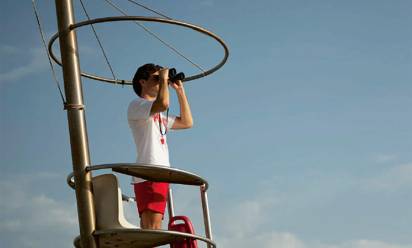 Un giovane bagnino scruta l’orizzonte: è l’immagine scelta per il meeting di Pastorale giovanile