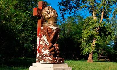 La statua in memoria del piccolo Mario Rorato, nel parco Fluviale di San Donà, necessita di restauro