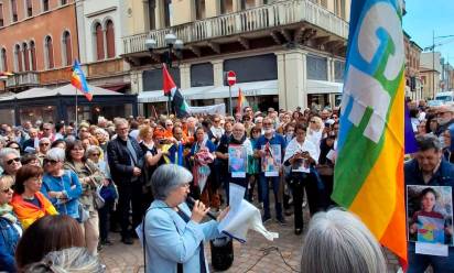 San Donà: presidio per la pace e tante lenzuola bianche per Gaza