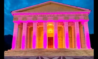 Il tempio del Canova a Possagno illuminato di rosa per il passaggio del Giro d’Italia