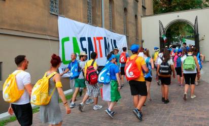 I primi giovani a Casa Italia (foto Sir/Calvarese)