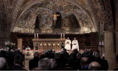 Zuppi e i vescovi italiani: “Mai più guerra. Mettere al bando le armi e scegliere la pace”