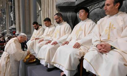 Messa in Coena Domini, papa Leone lava i piedi a dodici sacerdoti: “Gesù ci ama, e perciò ci perdona e ci purifica”