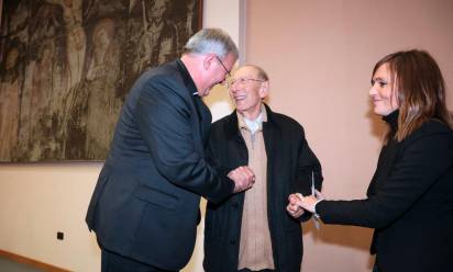 Foto di uno degli ultimi incontri per gli auguri natalizi tra Vescovo e amministratori, nella quale il senatore è ritratto con mons. Michele Tomasi e con Paola Roma, all’epoca presidente dell’Associazione Comuni della Marca trevigiana.