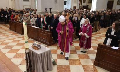 “Un innamorato di Cristo” che ha vissuto le beatitudini: in cattedrale il funerale di don Edy Savietto