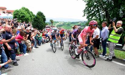 Giovedì 28, la corsa rosa torna sulla salita simbolo delle Colline del Prosecco: ventimila appassionati lungo il chilometro di ascesa tra i vigneti