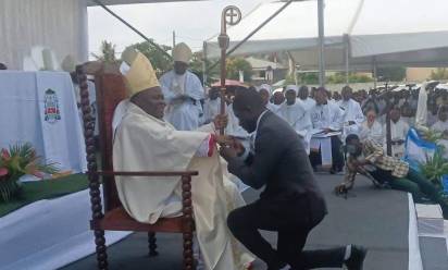 Incontro tra il vescovo Osòrio e il sindaco della città di Quelimane (Manuel de Arujo) in occasione della consacrazione episcopale