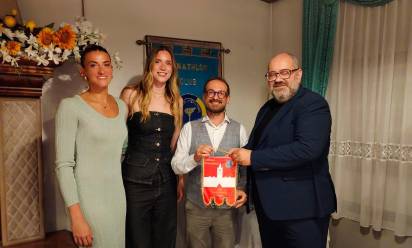 L’ad della società, Davide Boldrin, a destra. Da sinistra, le giocatrici, Ilaria Fanelli, capitana, e Tatiana Fucka