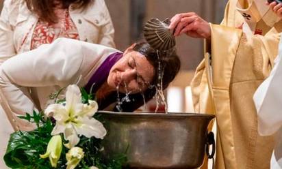 In Francia Cristo “bussa”: nella notte di Pasqua oltre 20 mila battesimi di adulti e adolescenti