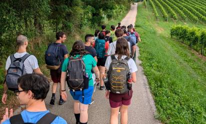 Giovani in cammino sul Montello in compagnia della Parola