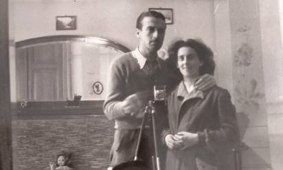 I genitori di Alessandro Tich, Edmondo Tich e Amaltea Milcenich. La foto è stata scattata dal padre allo specchio del salotto della casa della nonna a Roma, con i mobili portati da Fiume