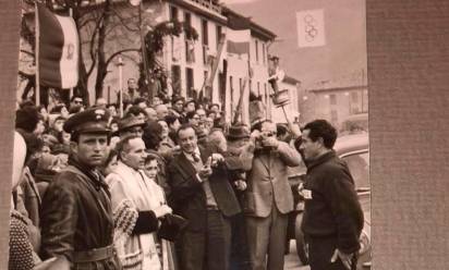 Immagine storica del passaggio della fiaccola dalle mani dei tedofori trevigiani a quelle dei tedofori bellunesi, a Fener