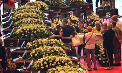 Genova, il card. Bagnasco ai funerali: “Giustizia è doverosa ma nulla può cancellare e restituire”