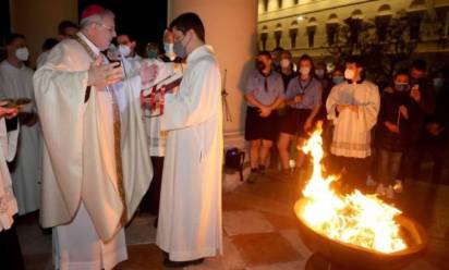 Veglia pasquale in Cattedrale con il vescovo Michele