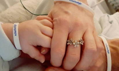 Charlie Gard, quelle mani che si intrecciano...