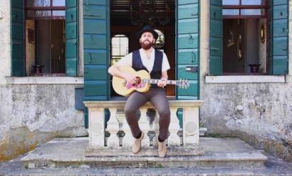 Il cantautore Lorenzo Cittadini apre la rassegna web “Storie di viaggio”