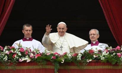 Il Papa a Pasqua: “La pace non si costruisce con le armi”