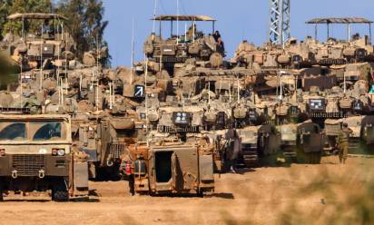 Le forze israeliane al confine con Gaza