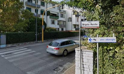 L’incrocio tra viale Brigata Marche e via Salsa