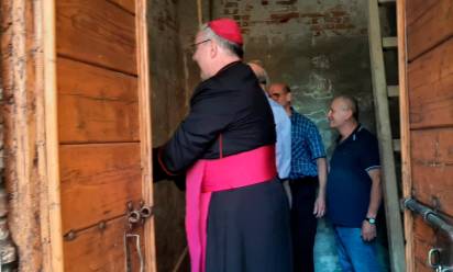 Il vescovo Michele suona a mano le campane, dopo il restauro, a Fossalta Padovana, frazione di Trebaseleghe