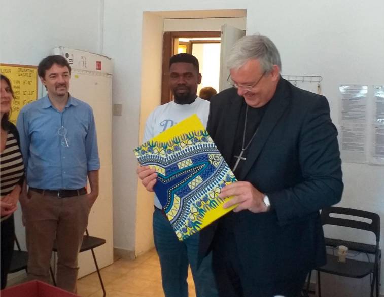 La visita del vescovo Michele Tomasi ai migranti delle ex caserme Serena