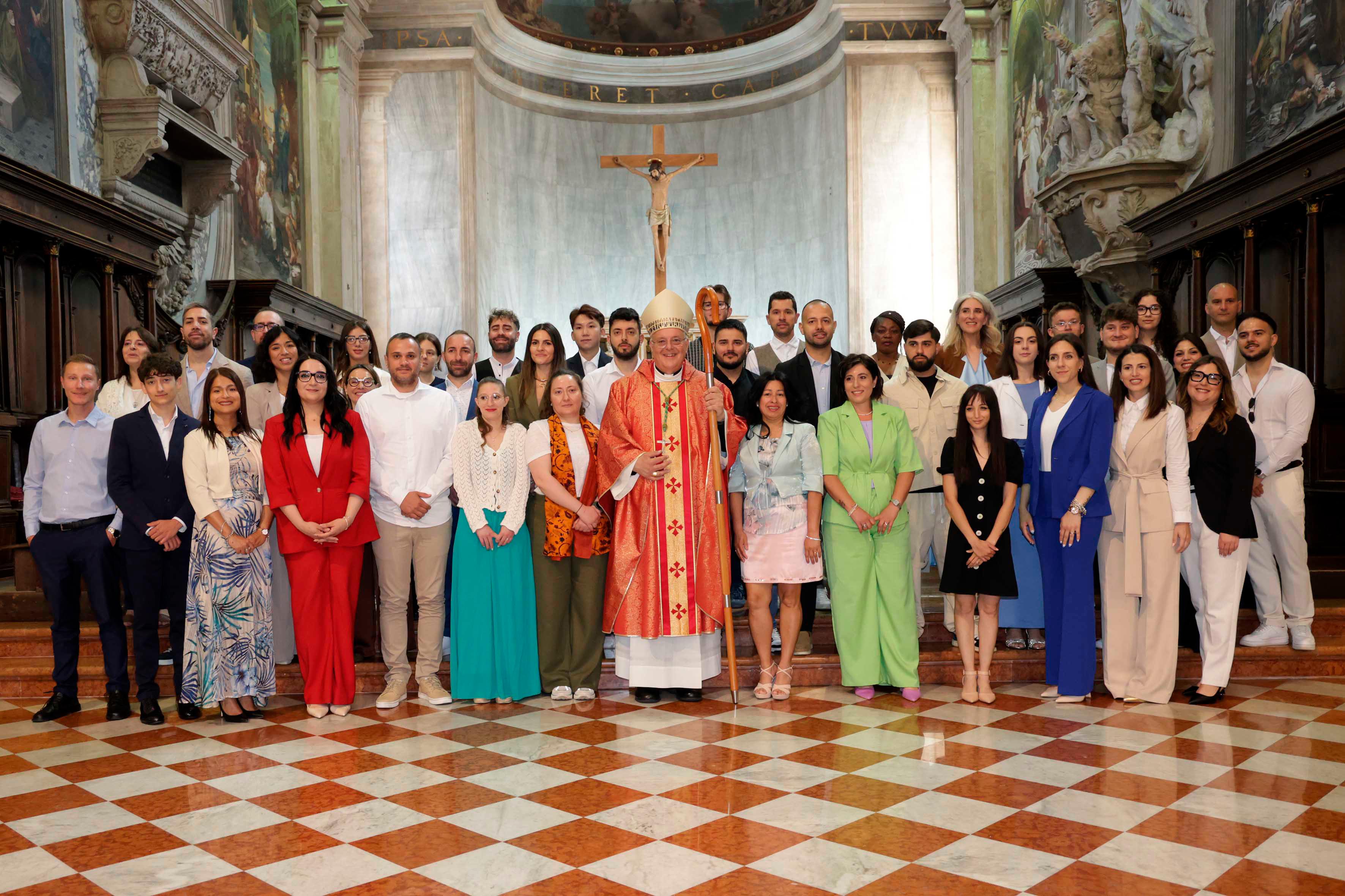 Cresima per 39 giovani e adulti, che il Vescovo ha invitato a vivere la Chiesa