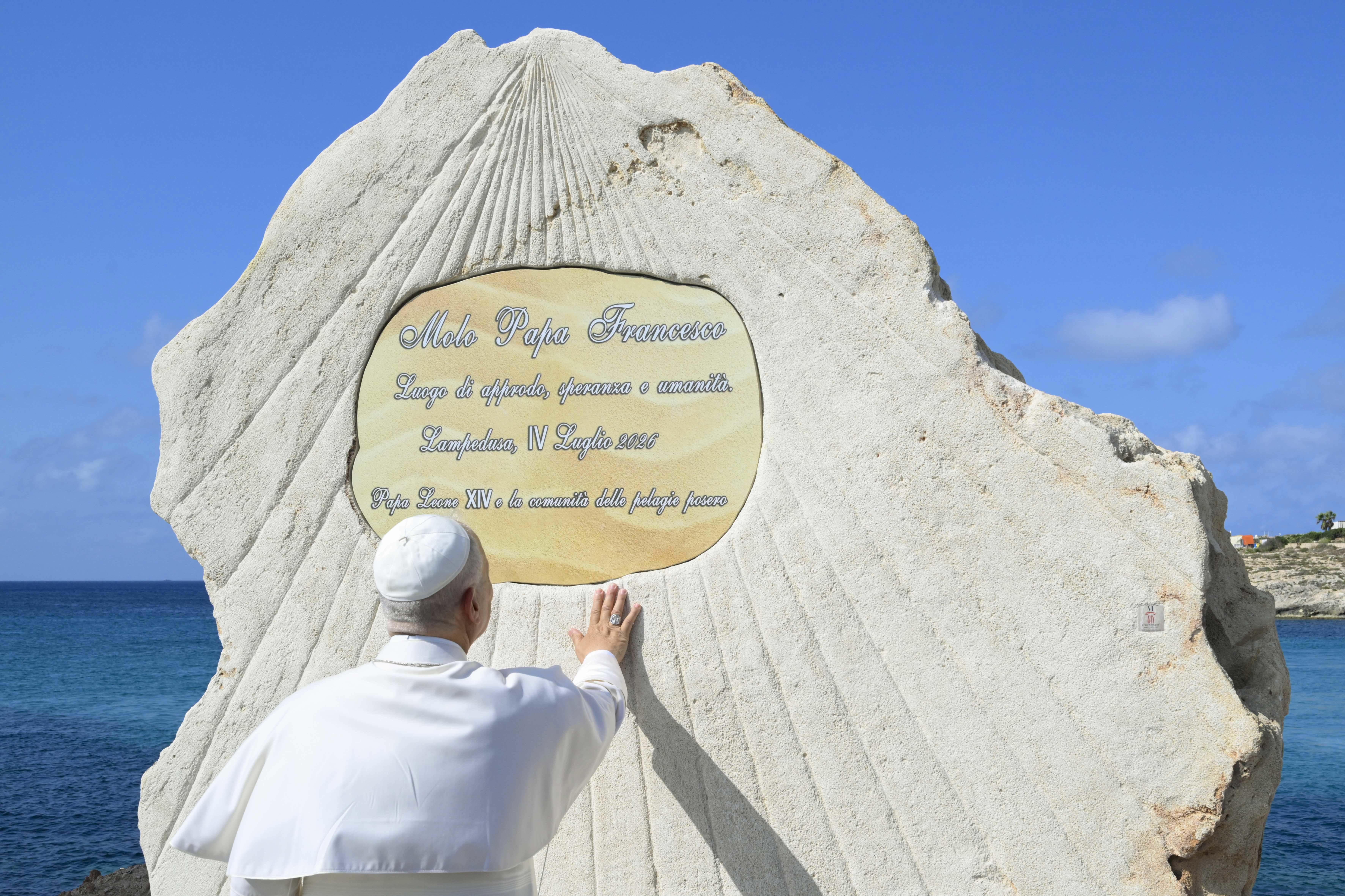 Papa a Lampedusa: “i morti in questo mare sono vittime di decisioni prese e mancate”