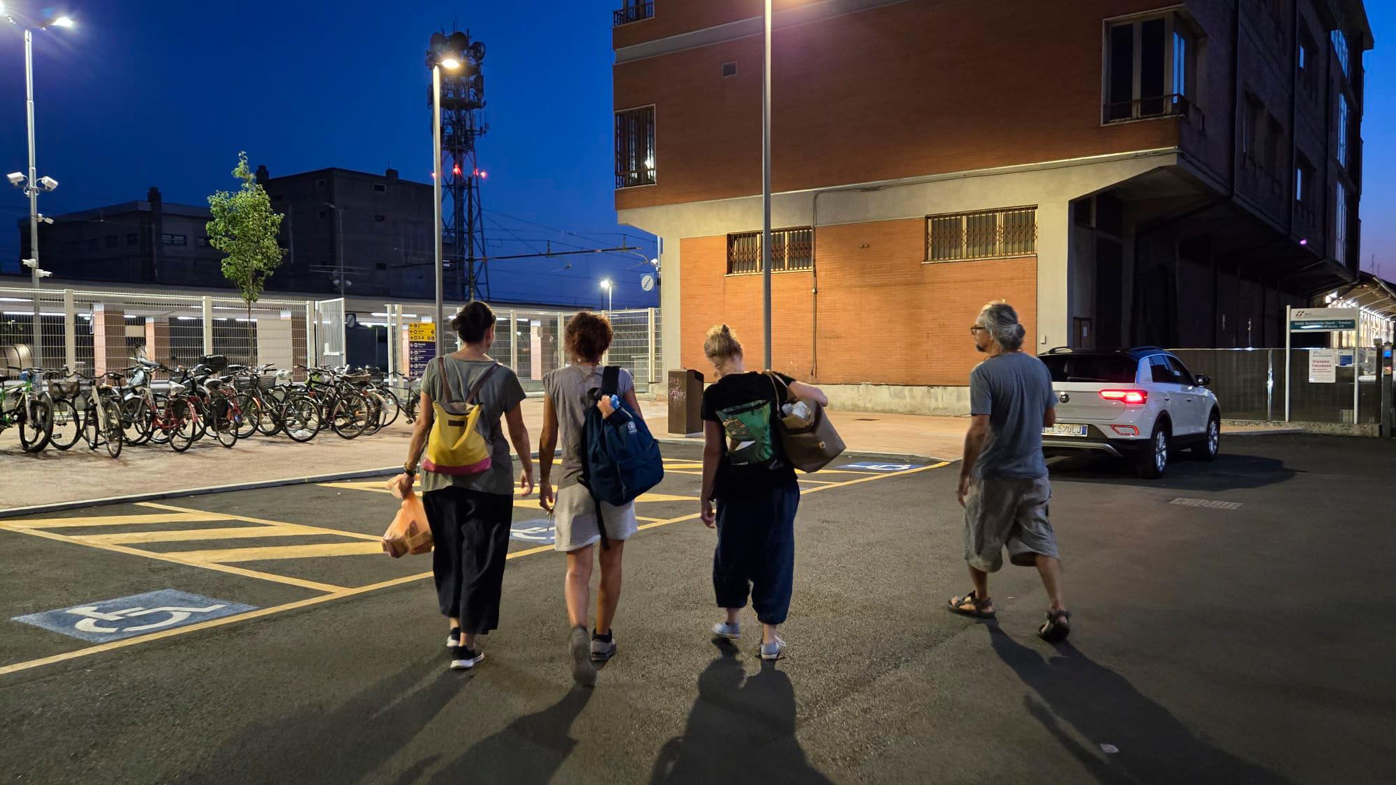 Cronaca di una serata estiva tra i senza dimora con i volontari di Caminantes